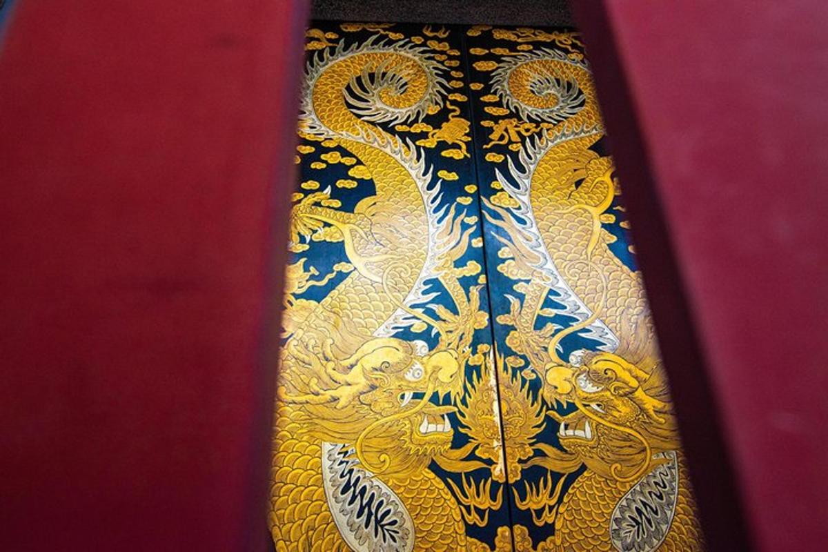 uma gravata azul e dourada com um dragão