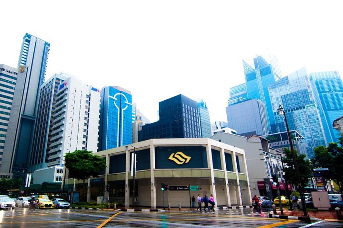 um edifício no meio de uma cidade com edifícios altos