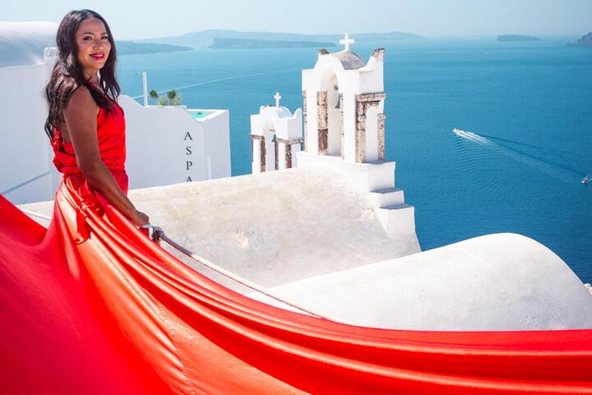 Μια γυναίκα με κόκκινο φόρεμα στέκεται στην κορυφή ενός κτιρίου