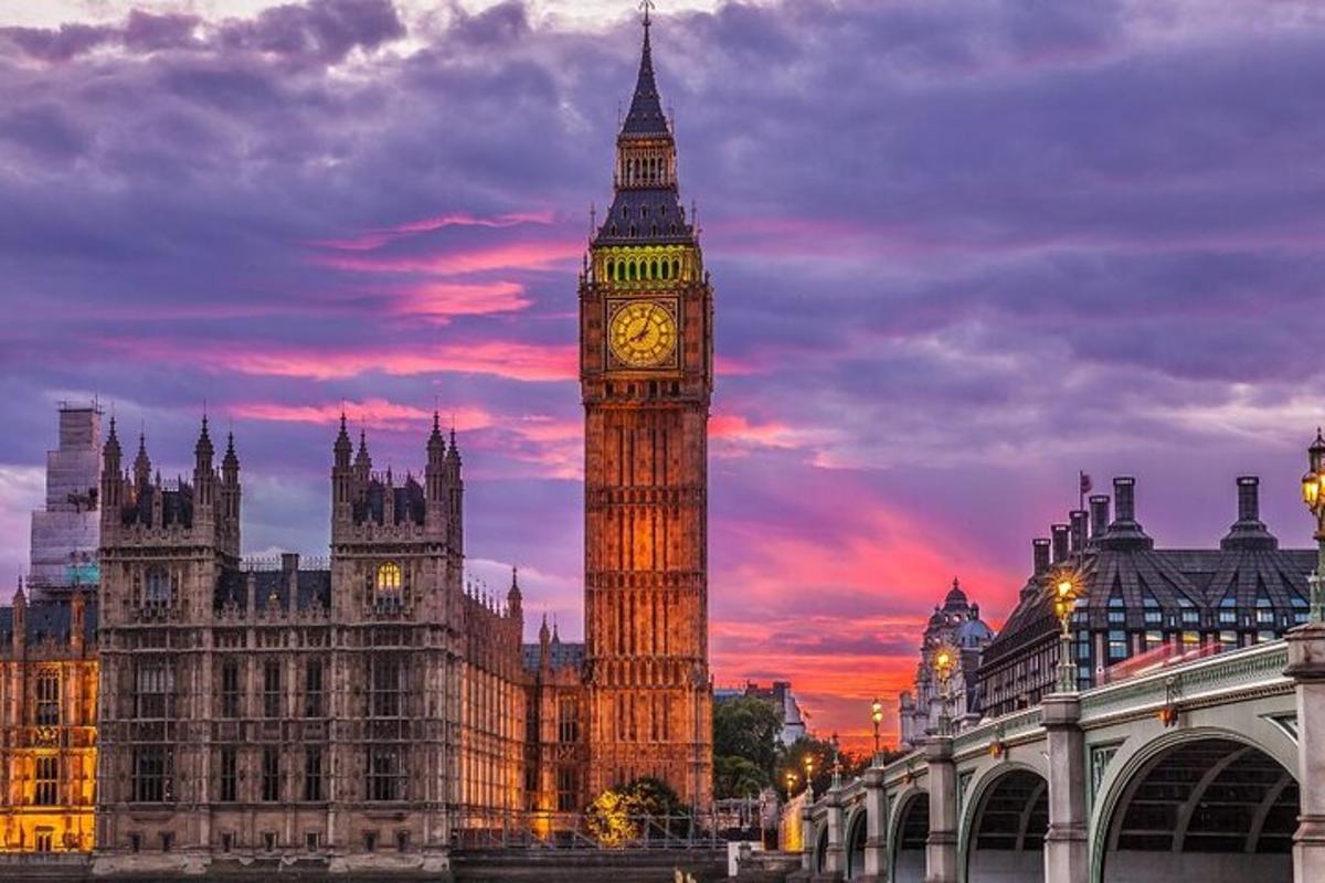 un edificio con una torre dell'orologio e il Big Ben