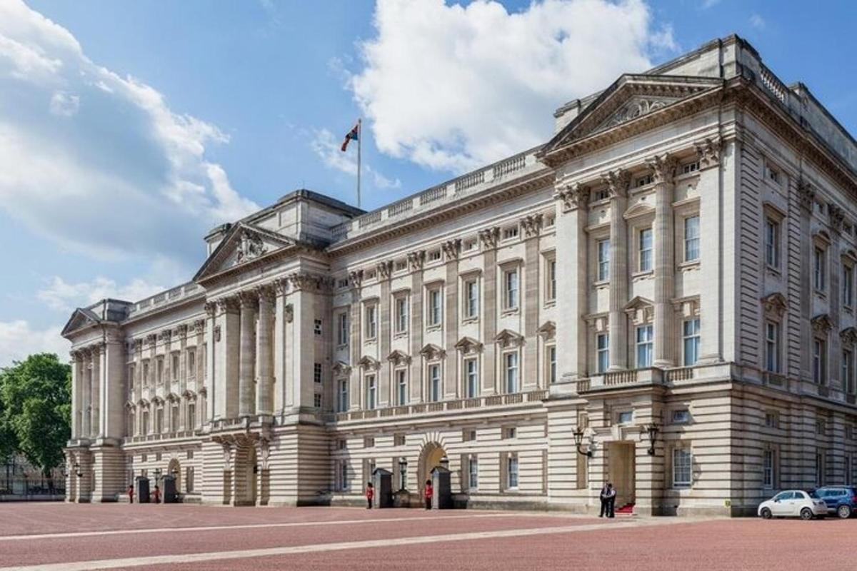 un grande edificio bianco con una bandiera in cima