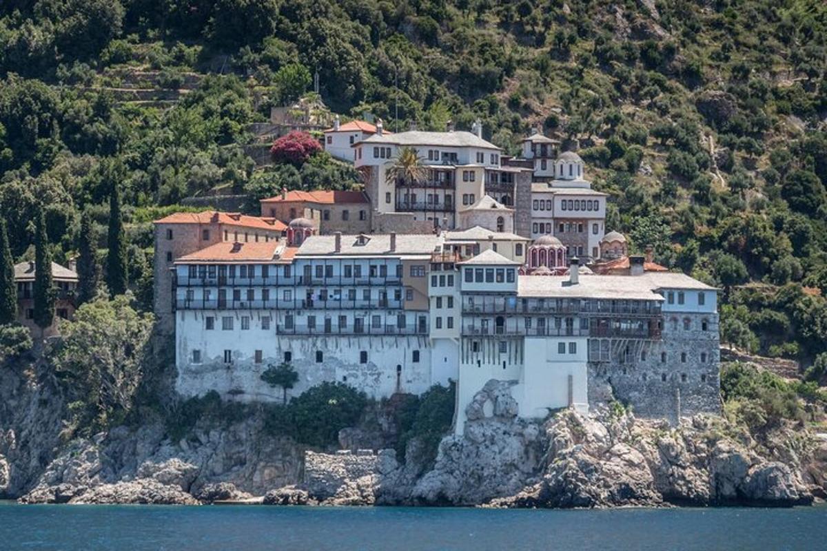 un gran edificio en la cima de una montaña