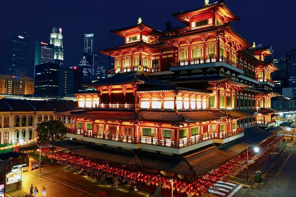 um prédio chinês com luzes vermelhas à noite