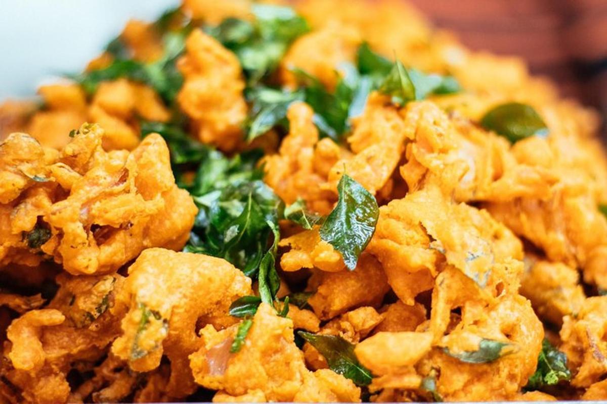 一堆上面有蔬菜的食物