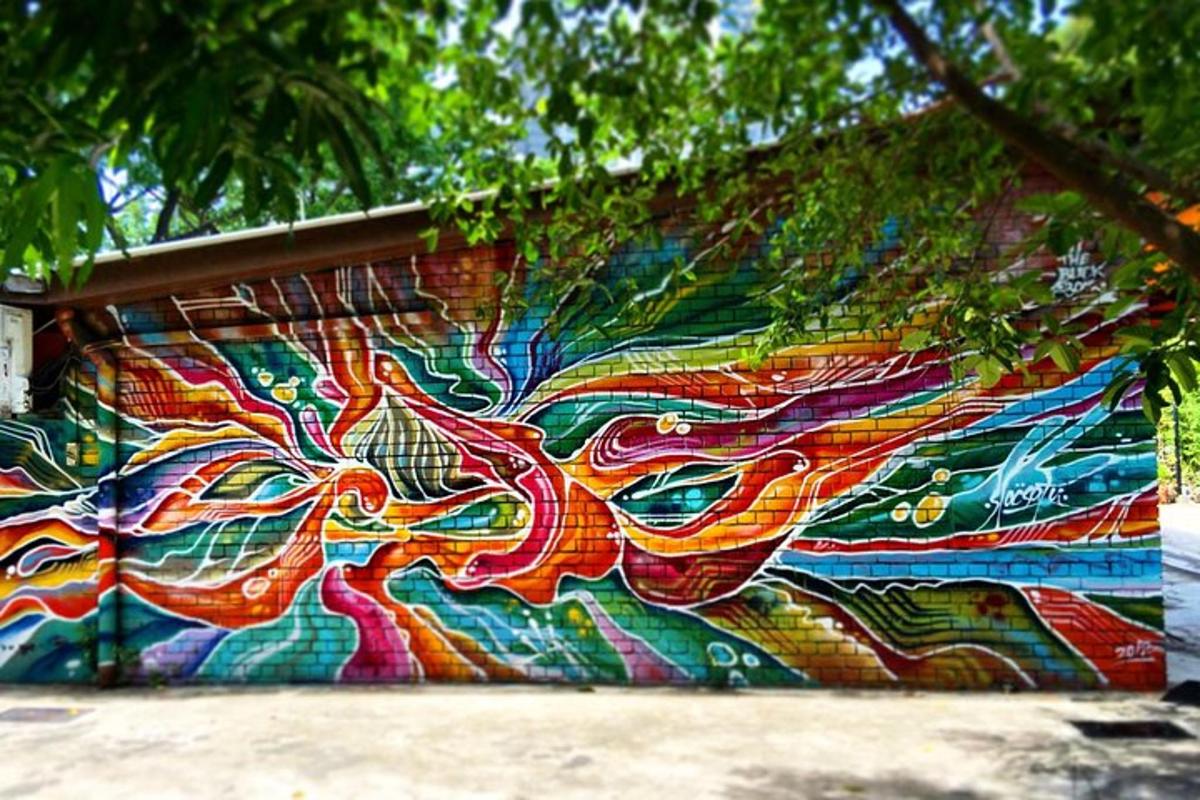 uma parede com uma pintura de uma flor