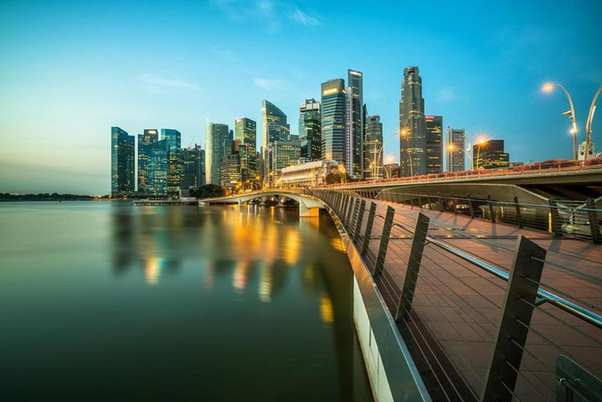 uno skyline cittadino con un ponte sopra un fiume