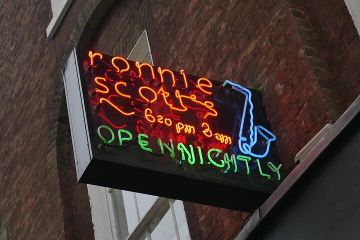 một biển hiệu neon trên mặt bên của một tòa nhà gạch