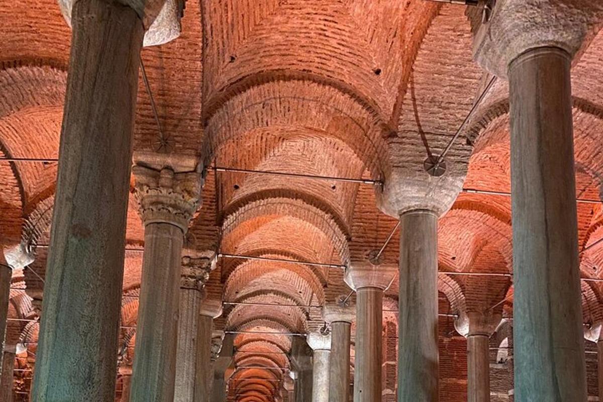 una grande stanza con colonne e soffitti in un edificio