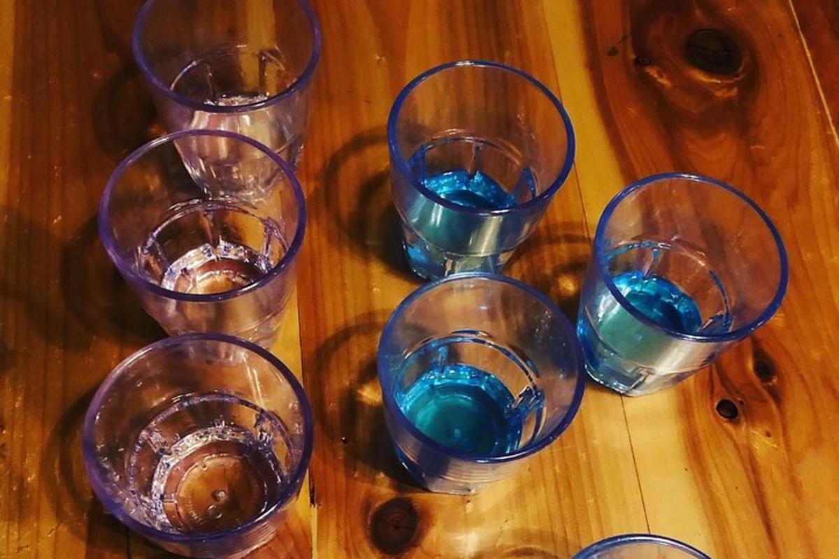 група винских чаша које седе на дрвеном столу