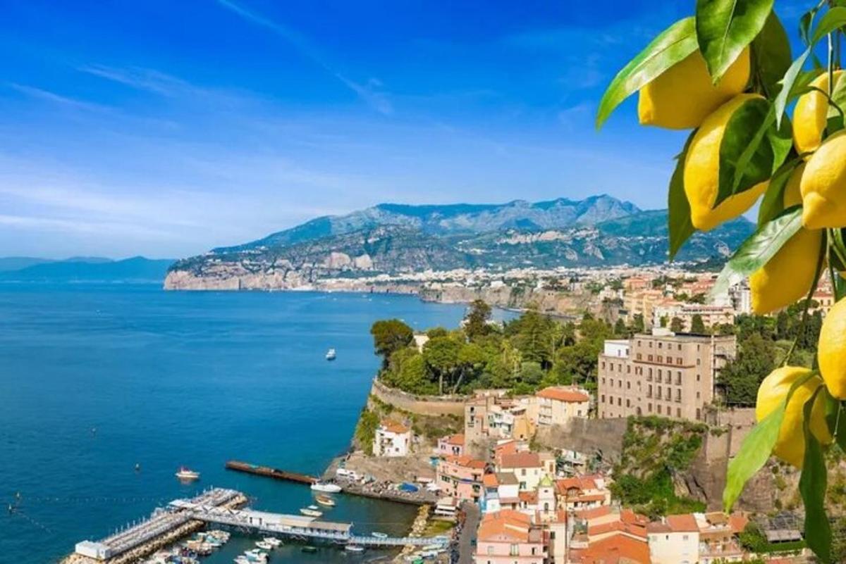 Una vista de la ciudad de Positano en la costa de Amalfi.