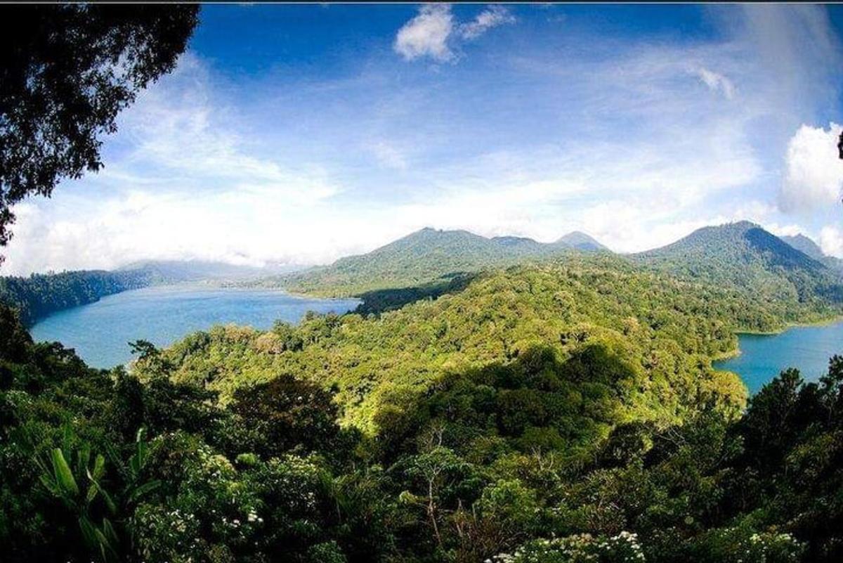 uma vista de um lago no meio de uma montanha