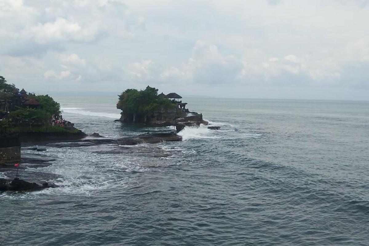 uma ilha no meio do oceano