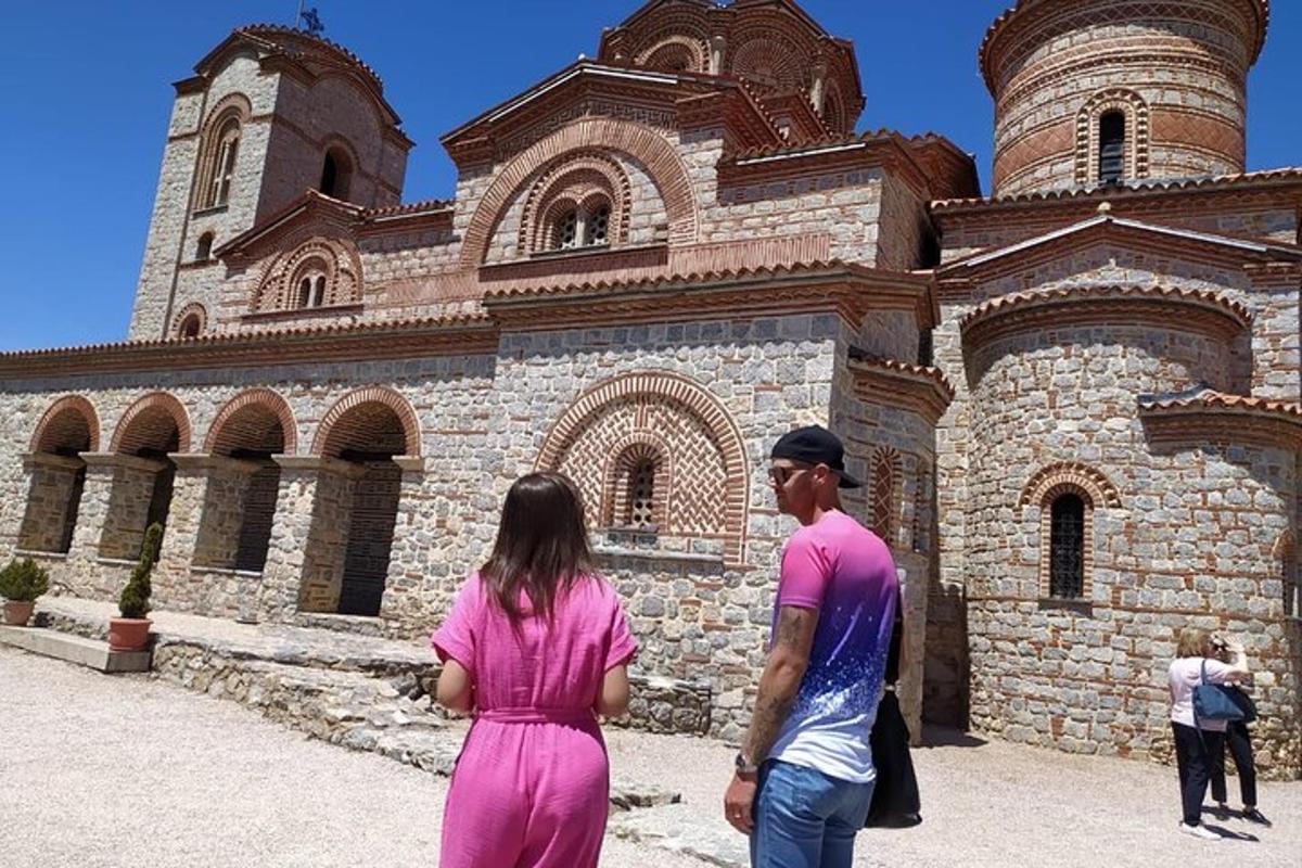 un home i una dona drets davant d'un edifici