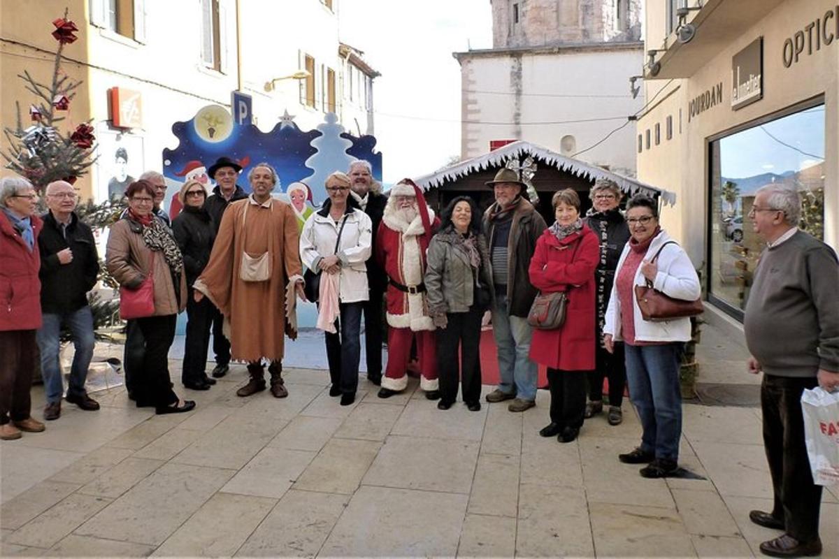 skupina lidí stojících na ulici
