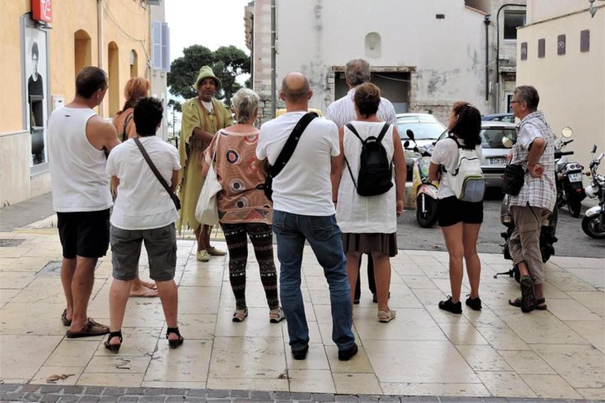 skupina ľudí stojacich na mestskej ulici