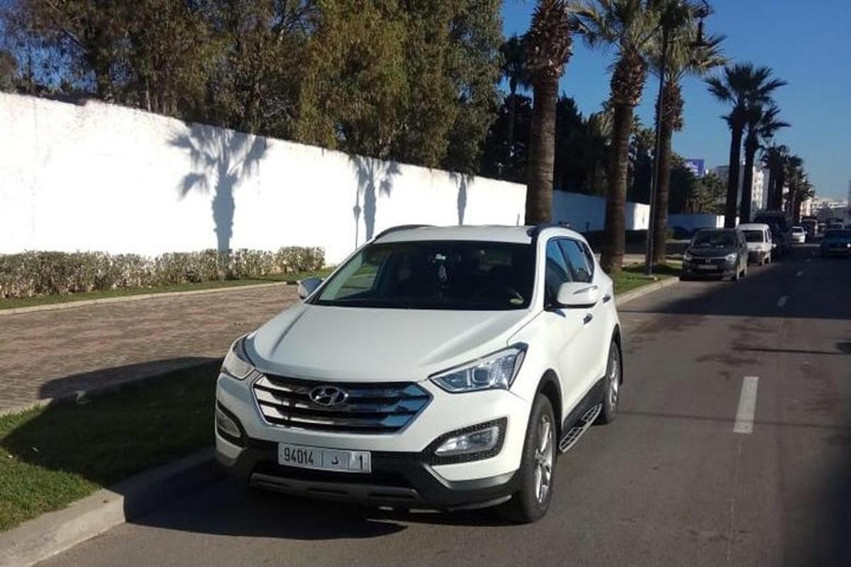 un cotxe blanc aparcat a la vora d'un carrer