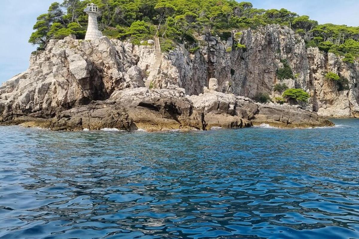 otok v vodi s svetilnikom