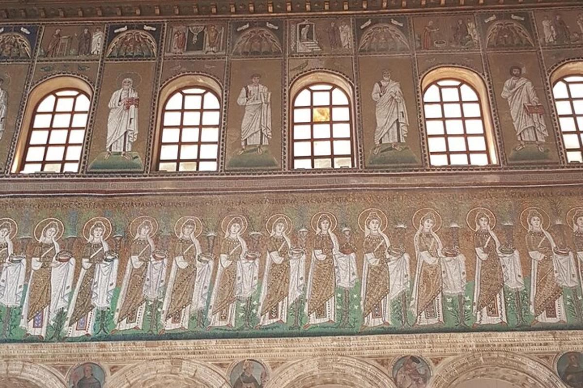 un edificio con un mucchio di dipinti sul muro