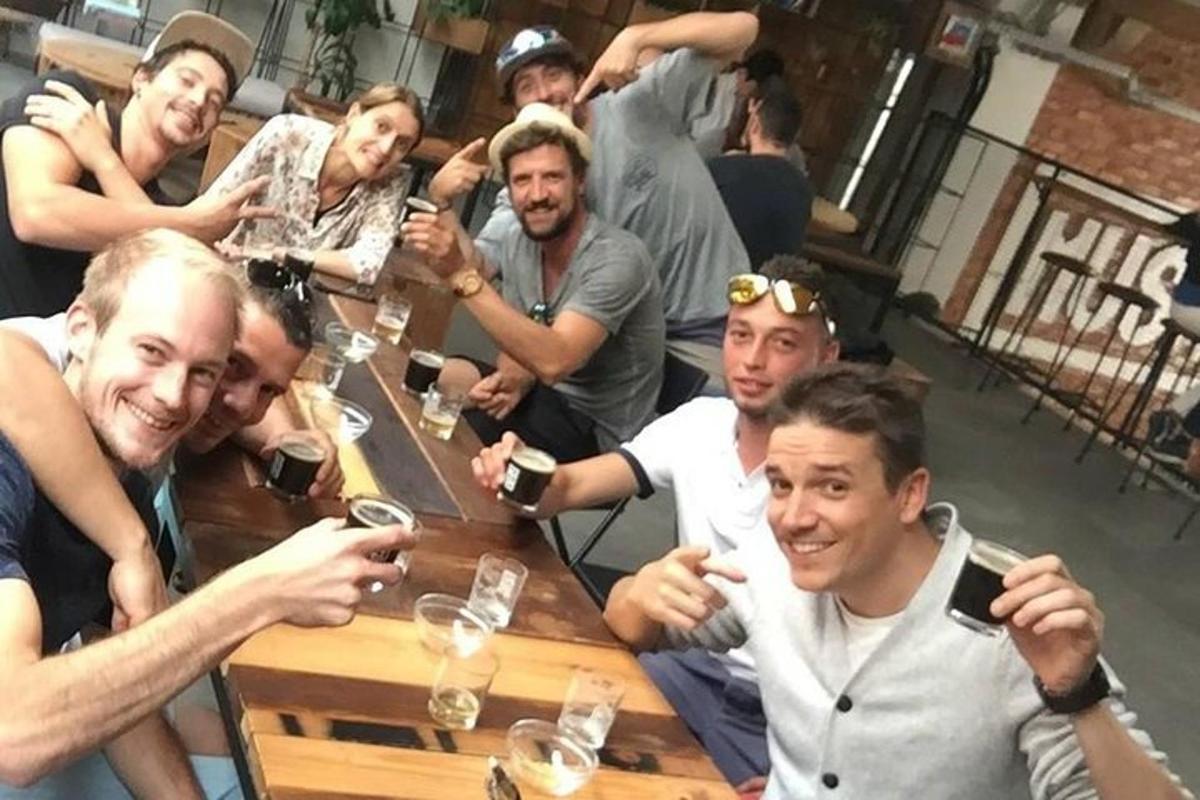 grupp inimesi istub puust laua ümber
