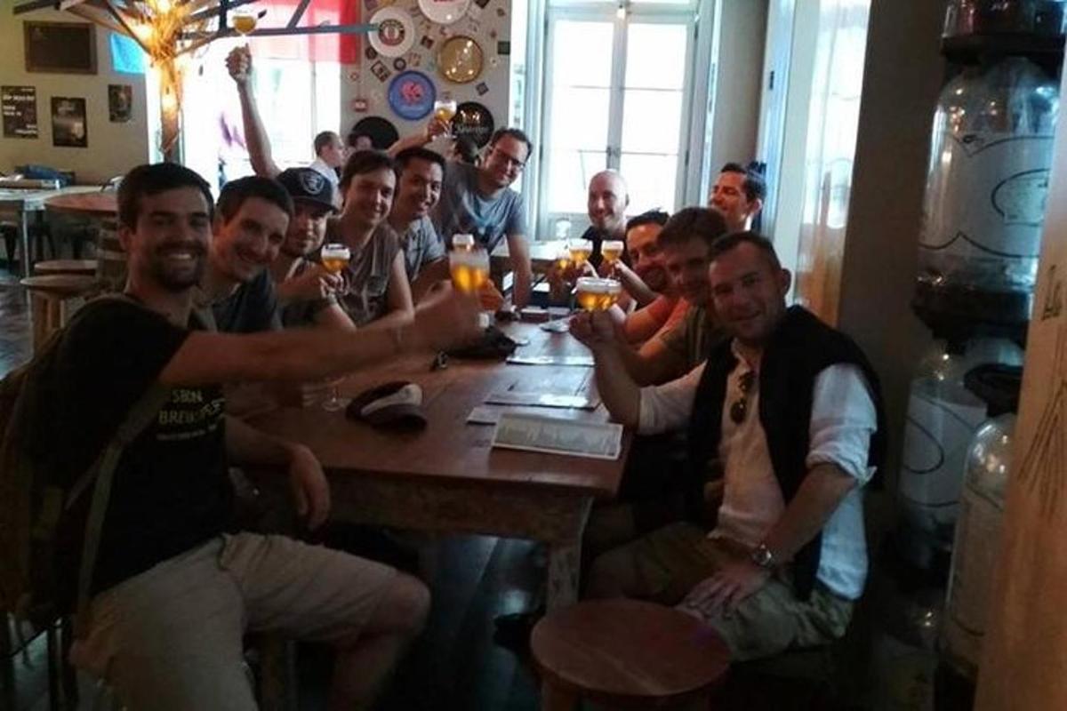 grupp mehi istub laua ümber ja joob õlut