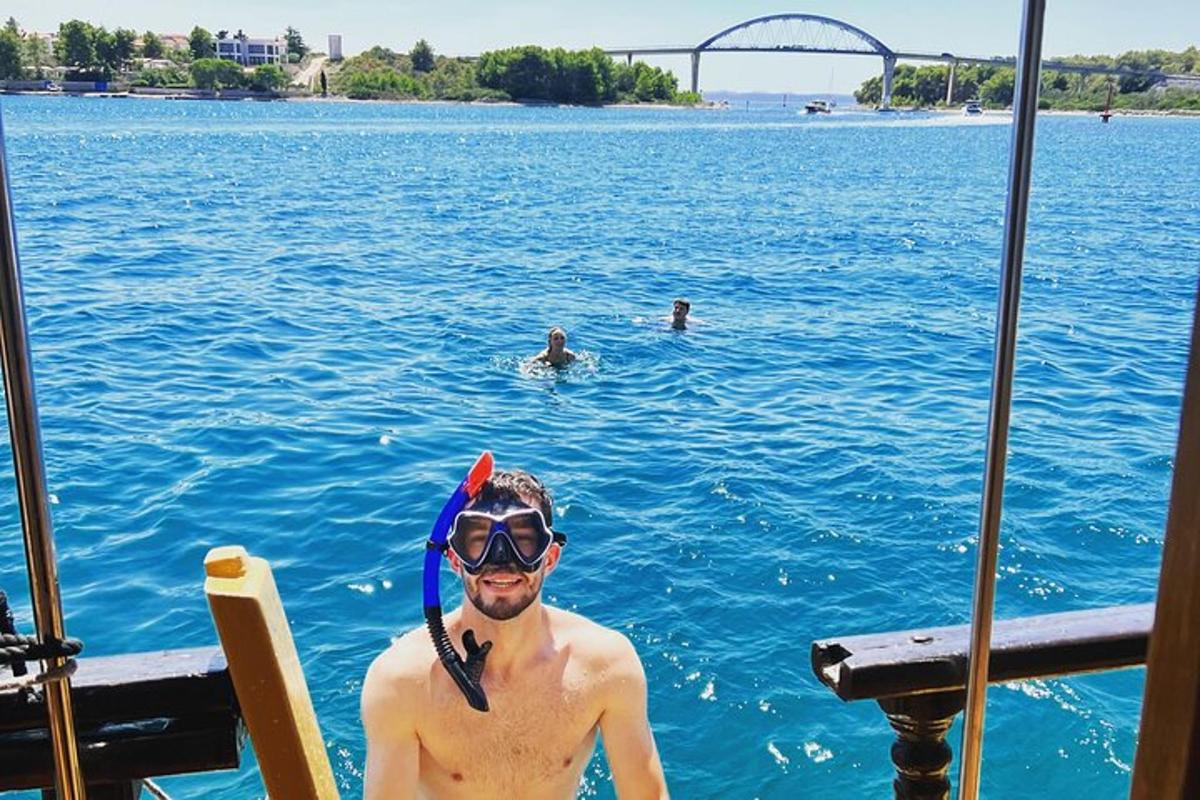 muž ve vodě na lodi ve vodě