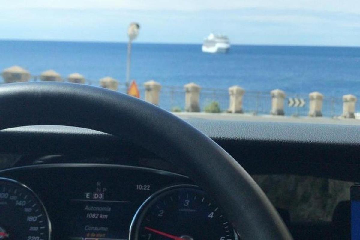 palubní deska auta s výhledem na oceán