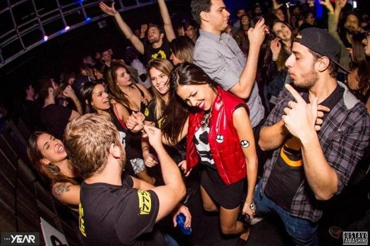 un grup de persones ballant entre la multitud en una festa