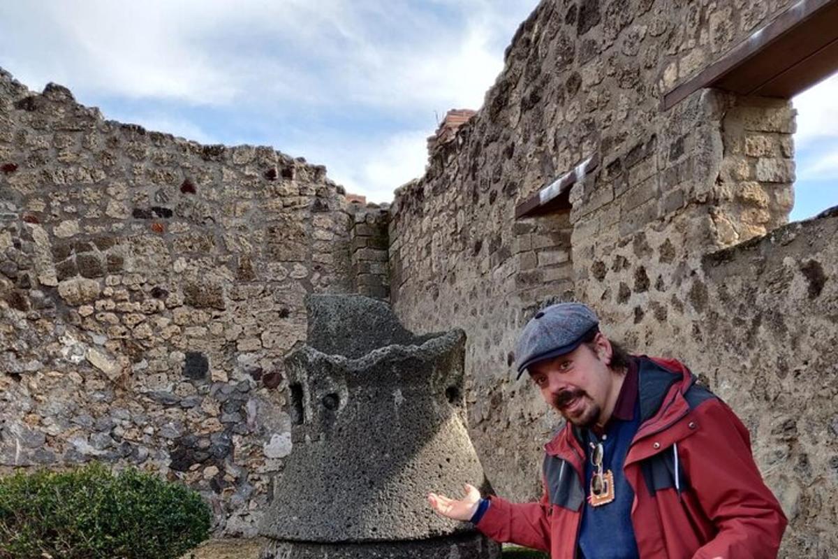 un uomo in piedi davanti a un edificio