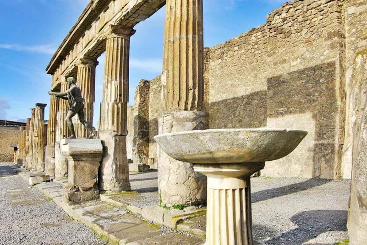 un lavandino in pietra in un edificio con una statua