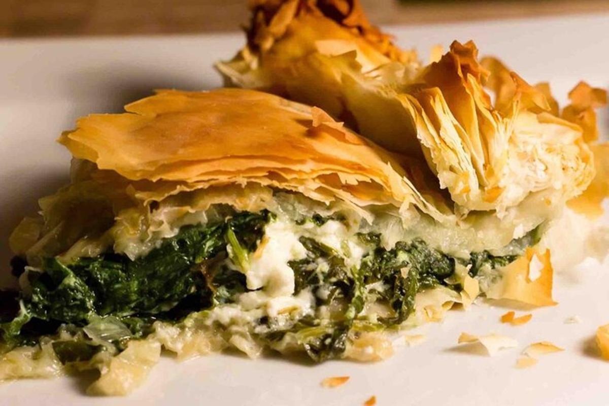 un primo piano di una torta su un piatto bianco
