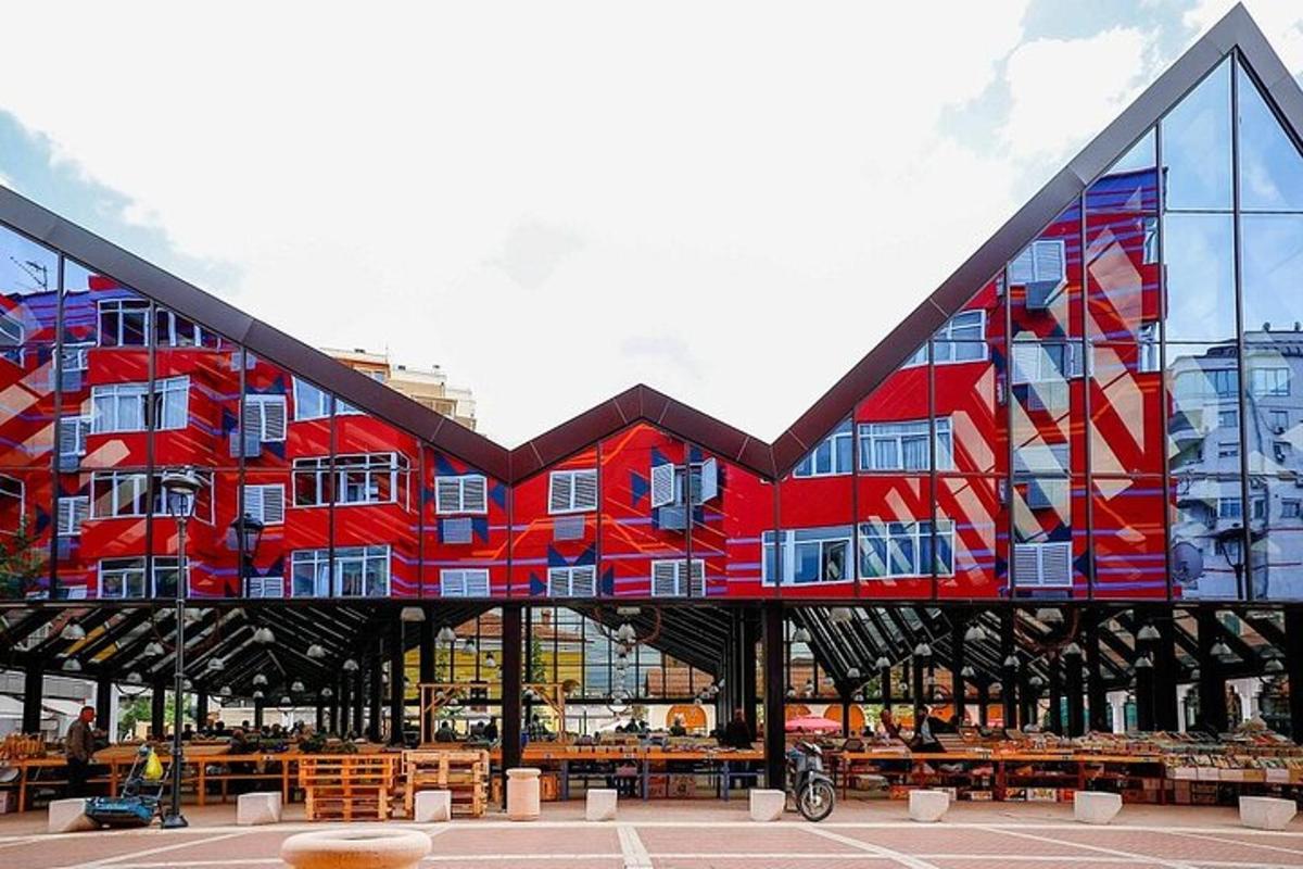un grande edificio con un rosso e blu