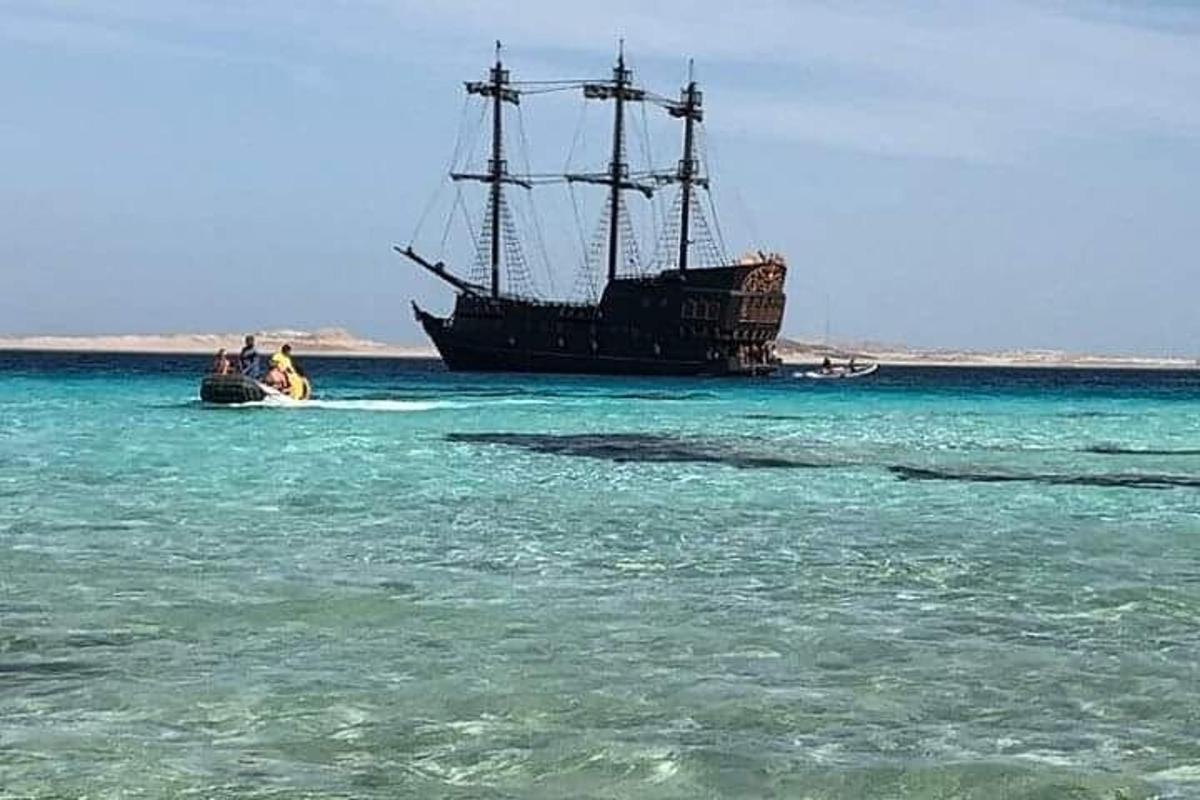 um barco na água ao lado de um barco no oceano