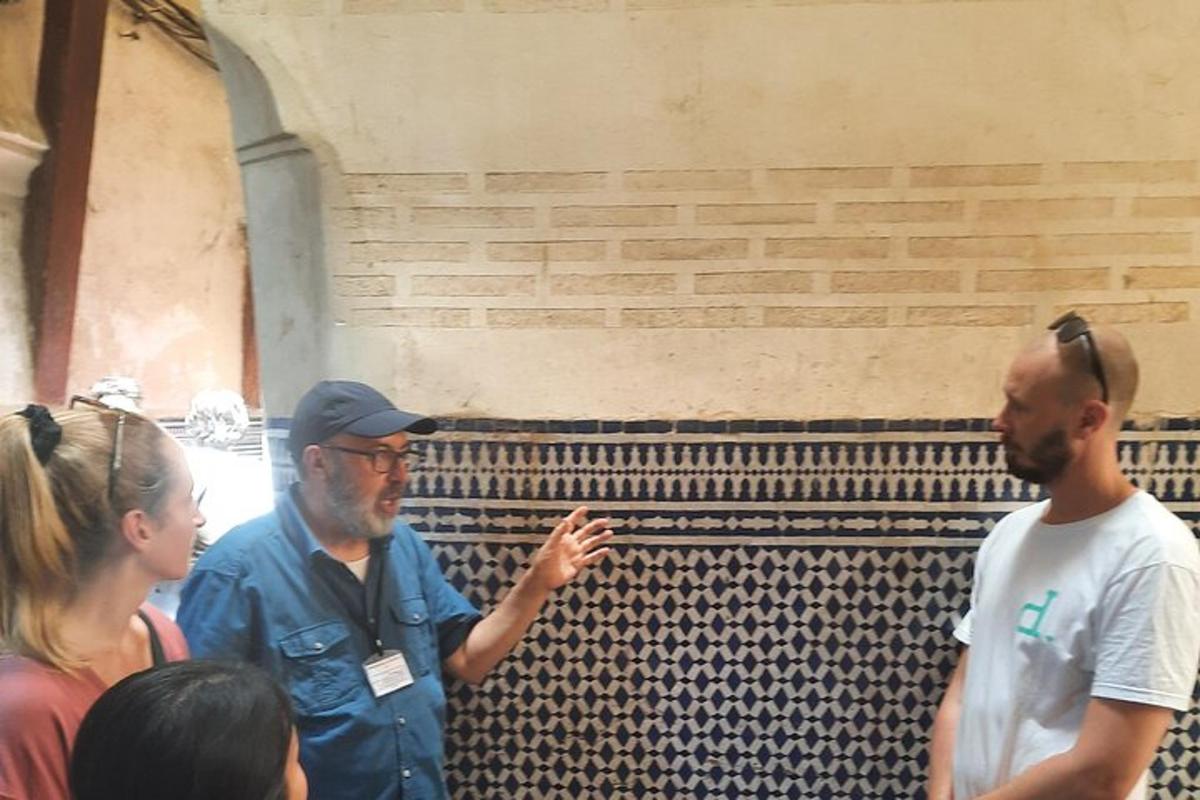 muž mluvící se skupinou lidí