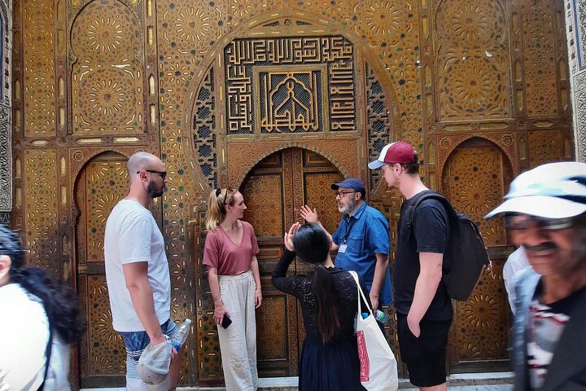 一群人站在一扇木门前