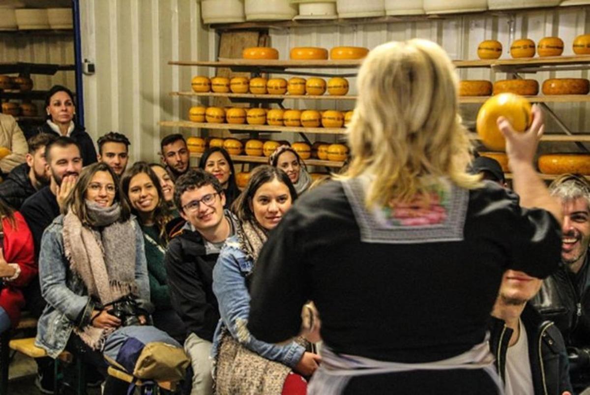 skupina ľudí stojacich v miestnosti so ženou