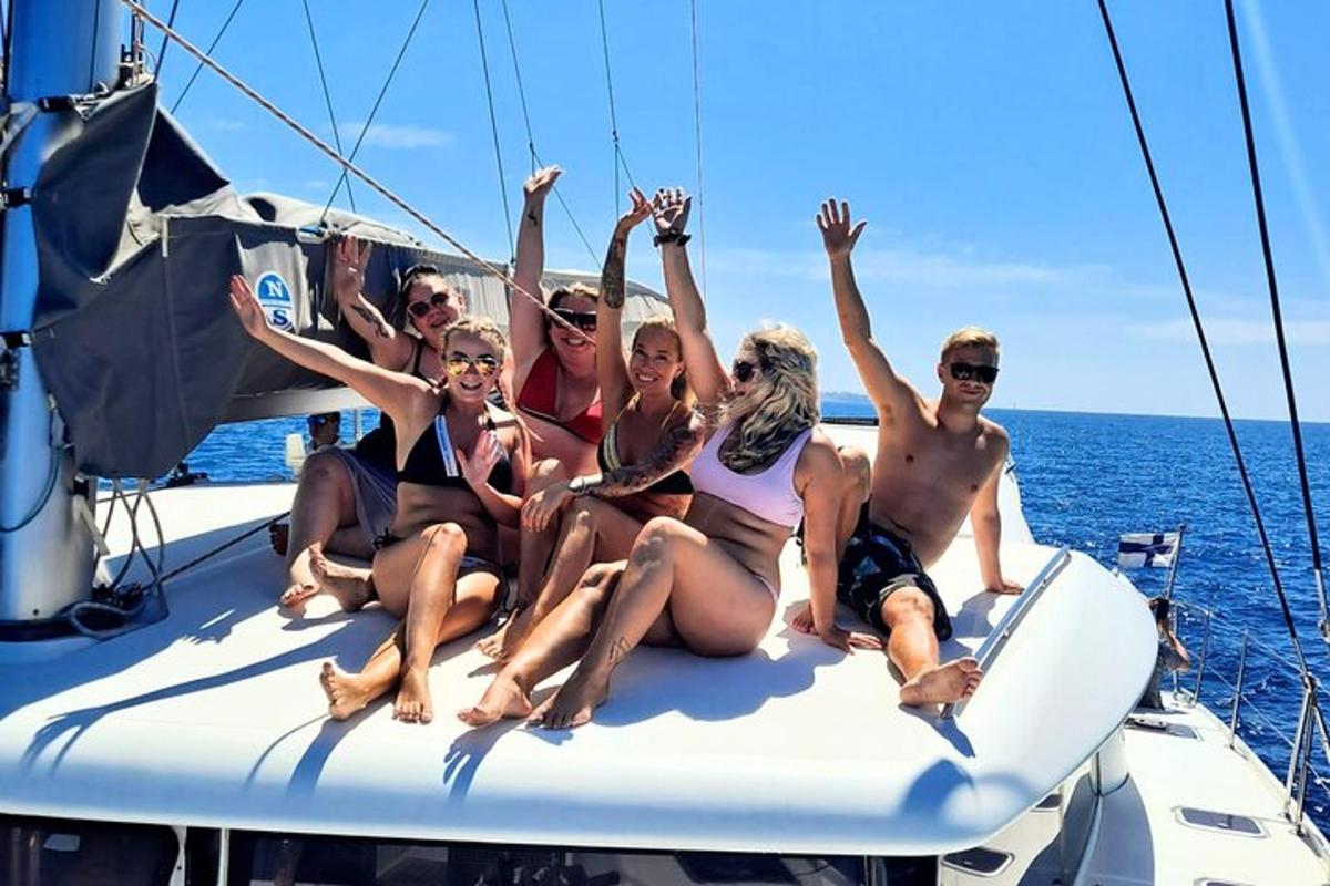 un grupo de personas sentadas en la parte trasera de un barco