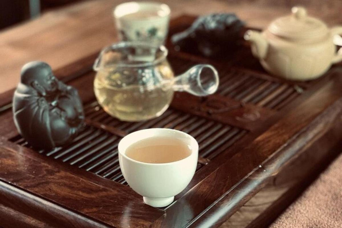 un tavolino con una tazza di caffè e una teiera