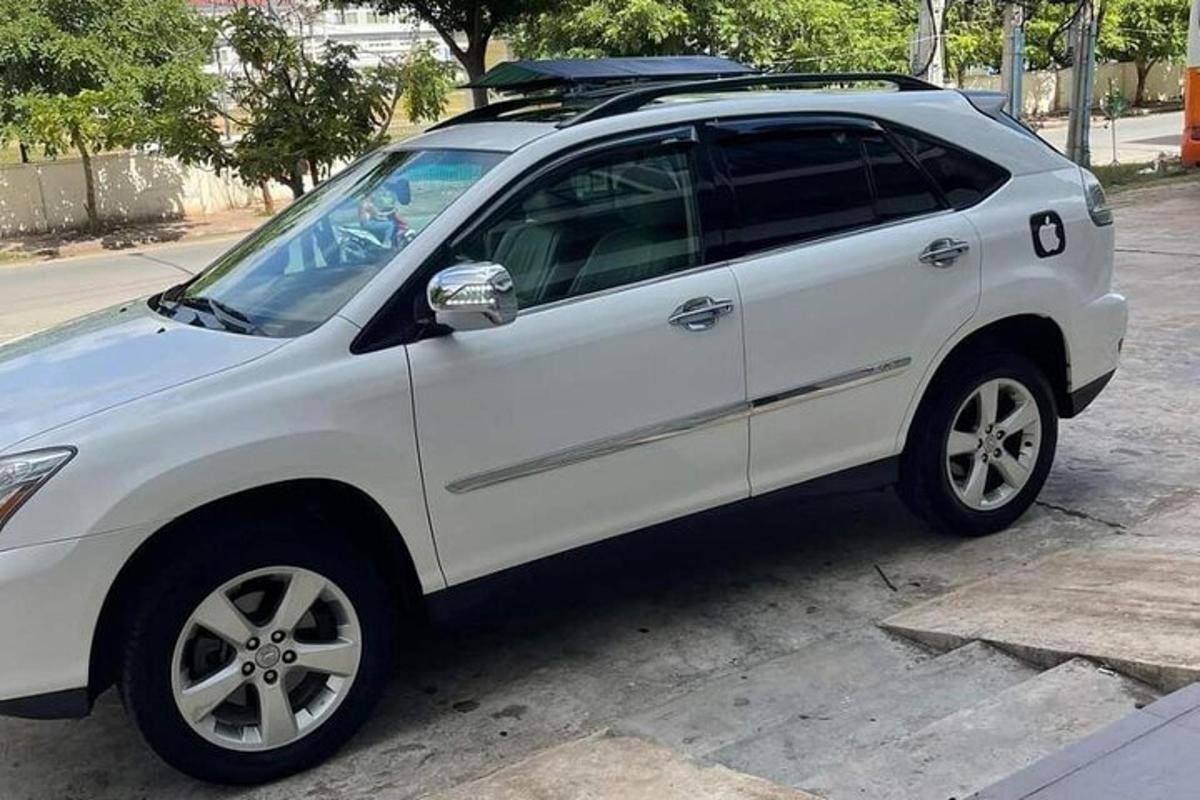 Una camioneta blanca estacionada en un estacionamiento