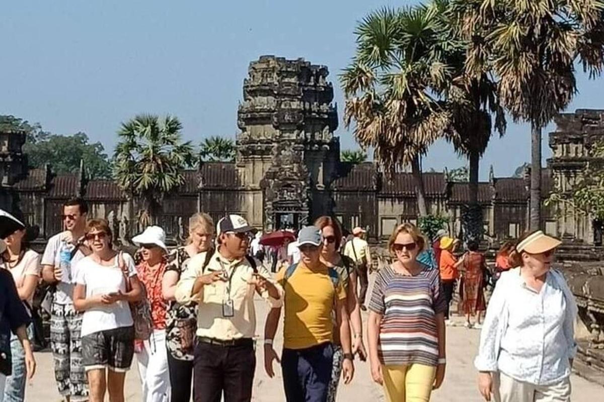 un grupo de personas caminando frente a un templo