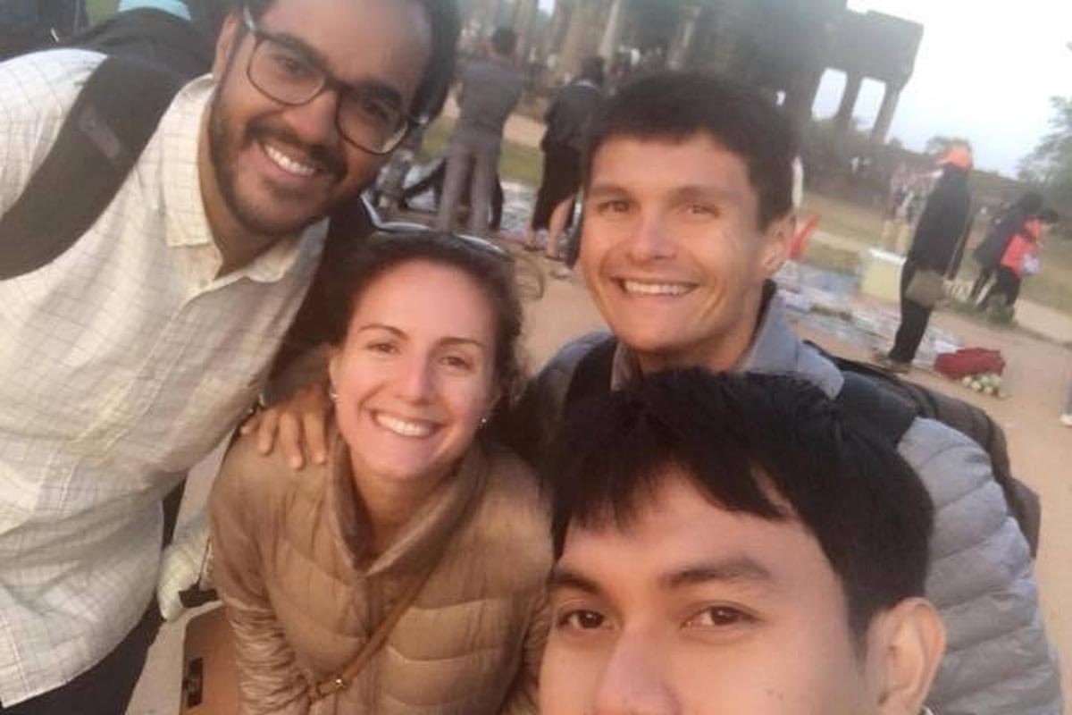 写真を撮る4人のグループ