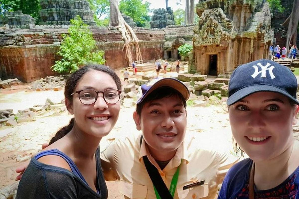 tre persone posano per una foto davanti a un tempio