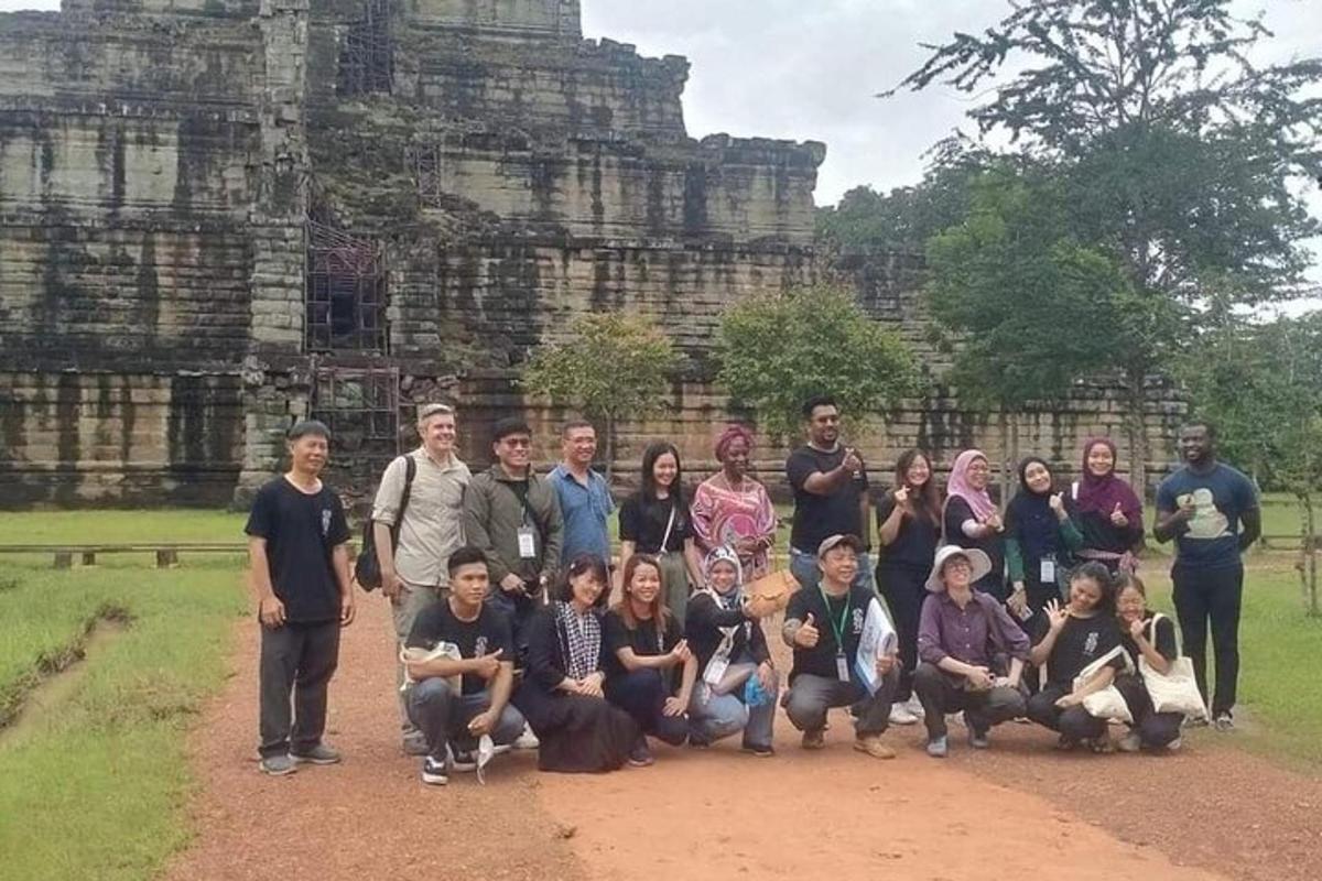 un grup de persones posant per a una foto davant d'un edifici