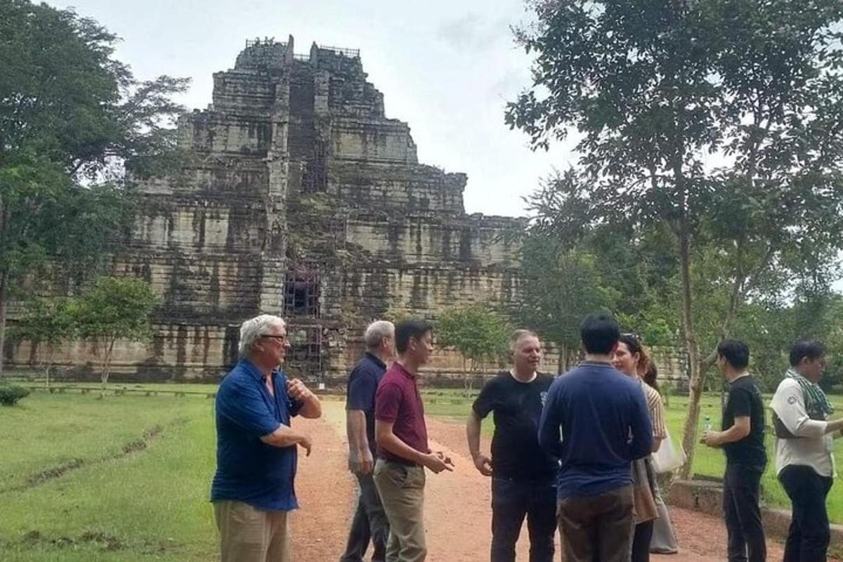 un grup de persones dempeus davant d'un edifici