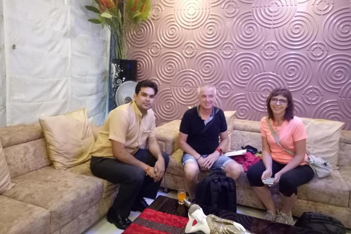 sekumpulan tiga orang duduk di atas sofa