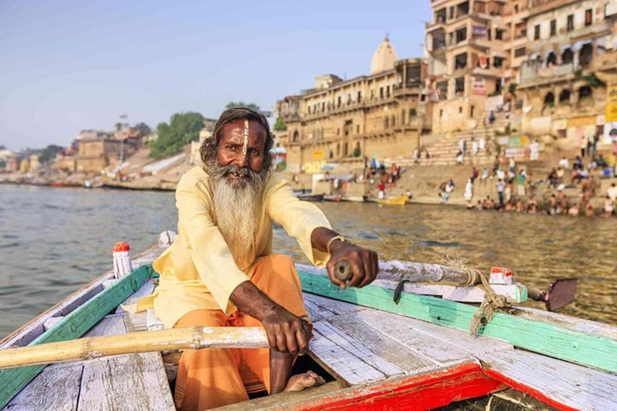 un uomo seduto su una barca in acqua