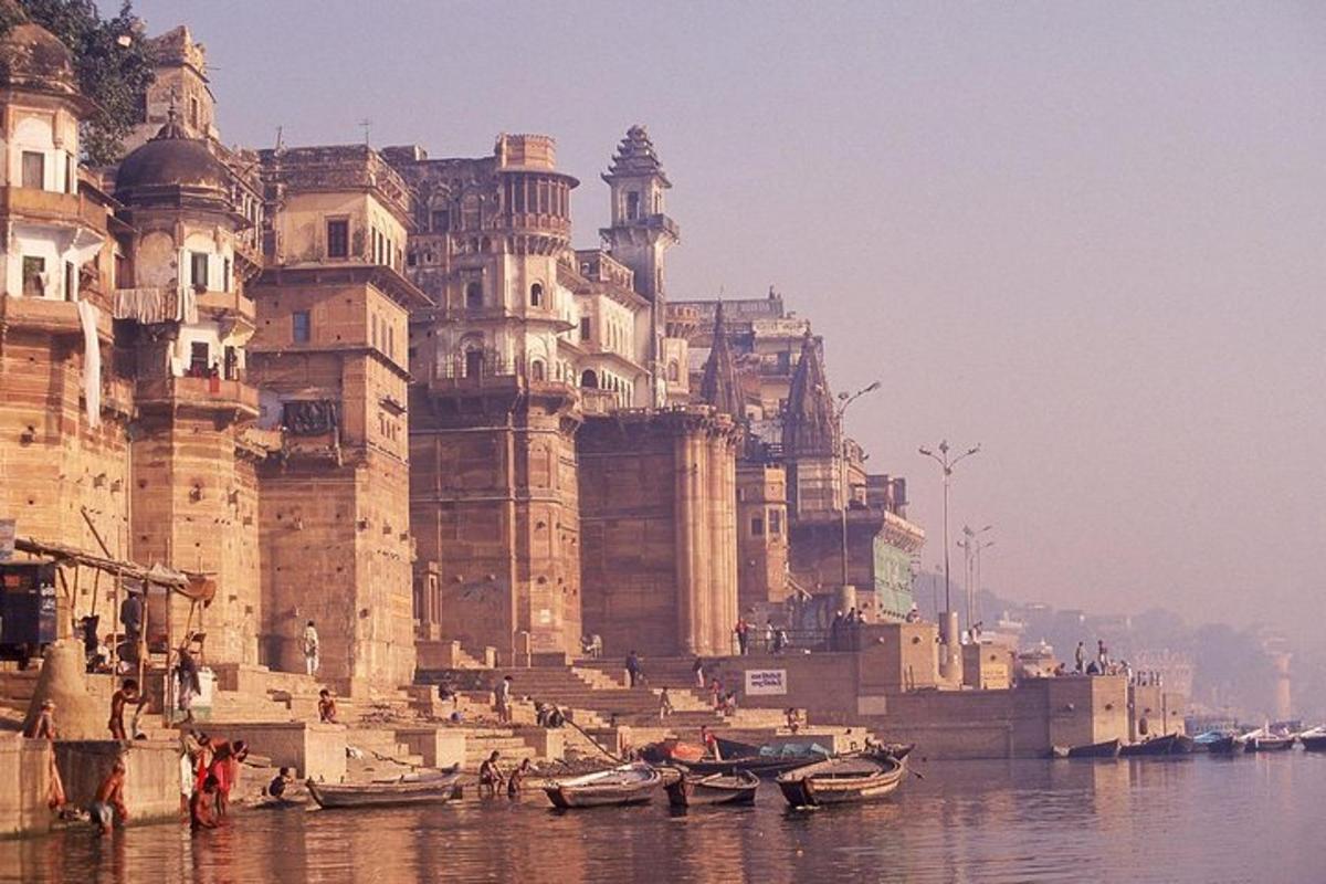 un grande edificio accanto a uno specchio d'acqua con barche