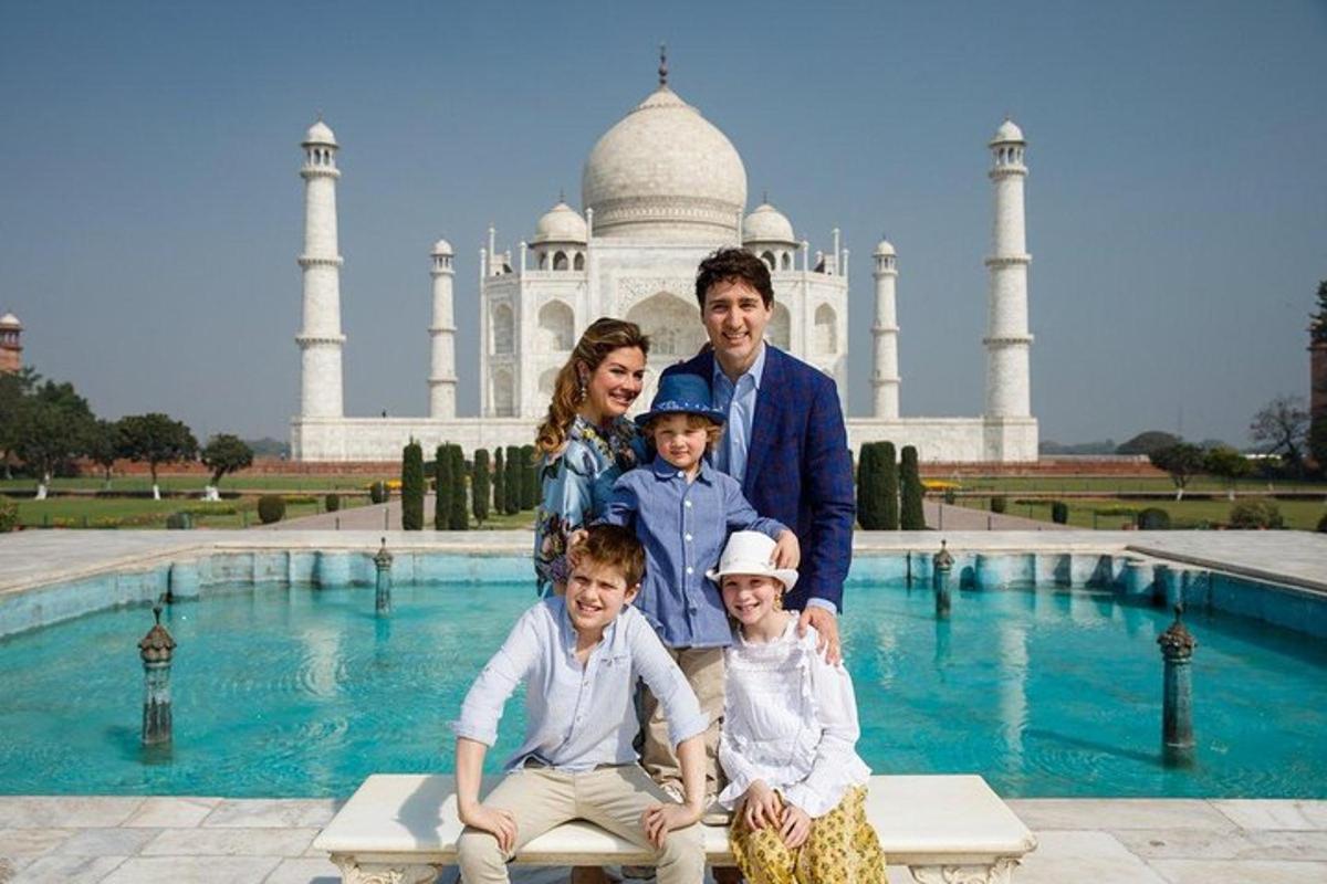 una famiglia in posa davanti al Taj Mahal