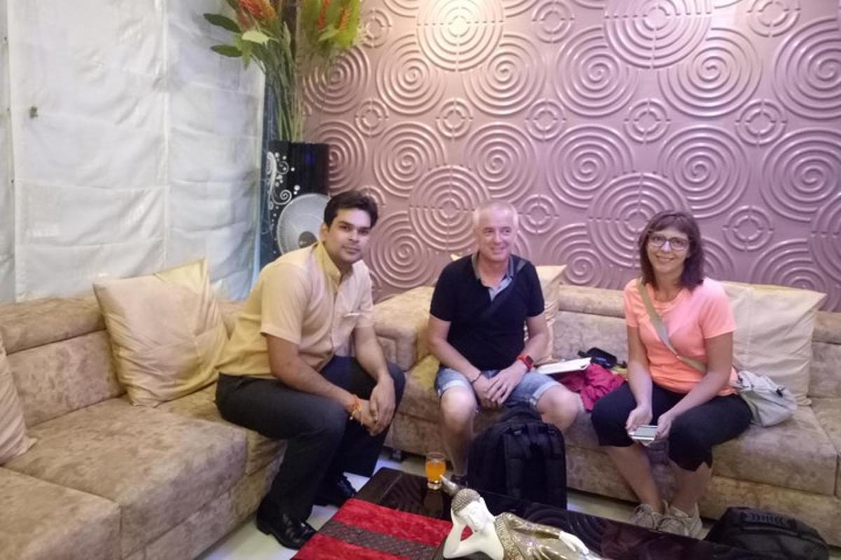 un gruppo di tre persone sedute su un divano