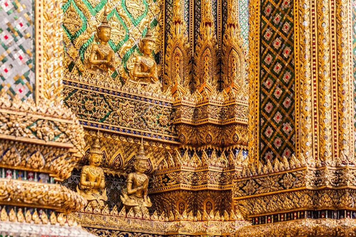 một bức tường vàng với những bức tượng nhỏ của mọi người trên đó