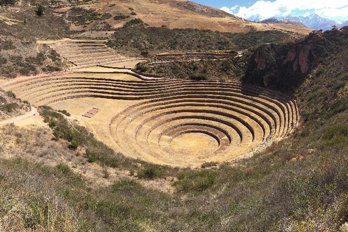 um anfiteatro na encosta de uma montanha